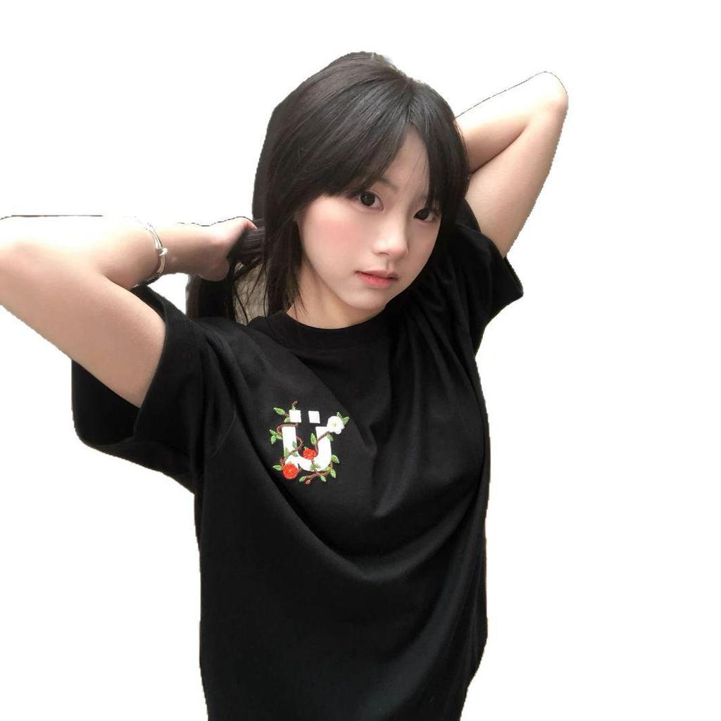 Dámský bavlněný top s květinovou výšivkou, kulatým výstřihem a krátkým rukávem - Kolekce jaro/léto 2025