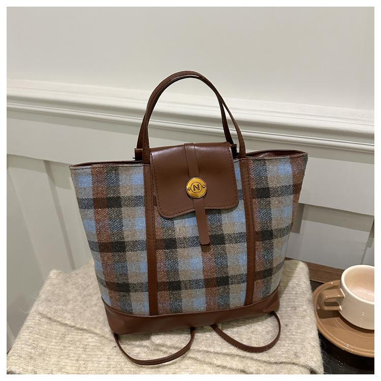 

Autumn and winter retro plaid woolen multi-function 2025 new commuter leisure large capacity college style shoulder backpack