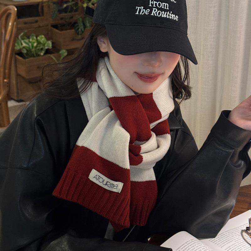 This is a new autumn and winter versatile scarf with a color blocking atmosphere and a high end look  It is a fashionable and warm scarf for women