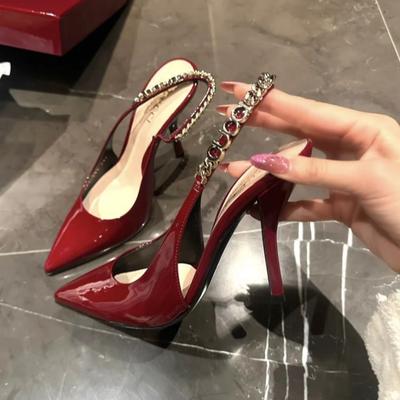 G maison même cuir verni chaîne en métal talon fin sandales femmes 2025 printemps et été nouveau tempérament pointues talons hauts vides femmes
