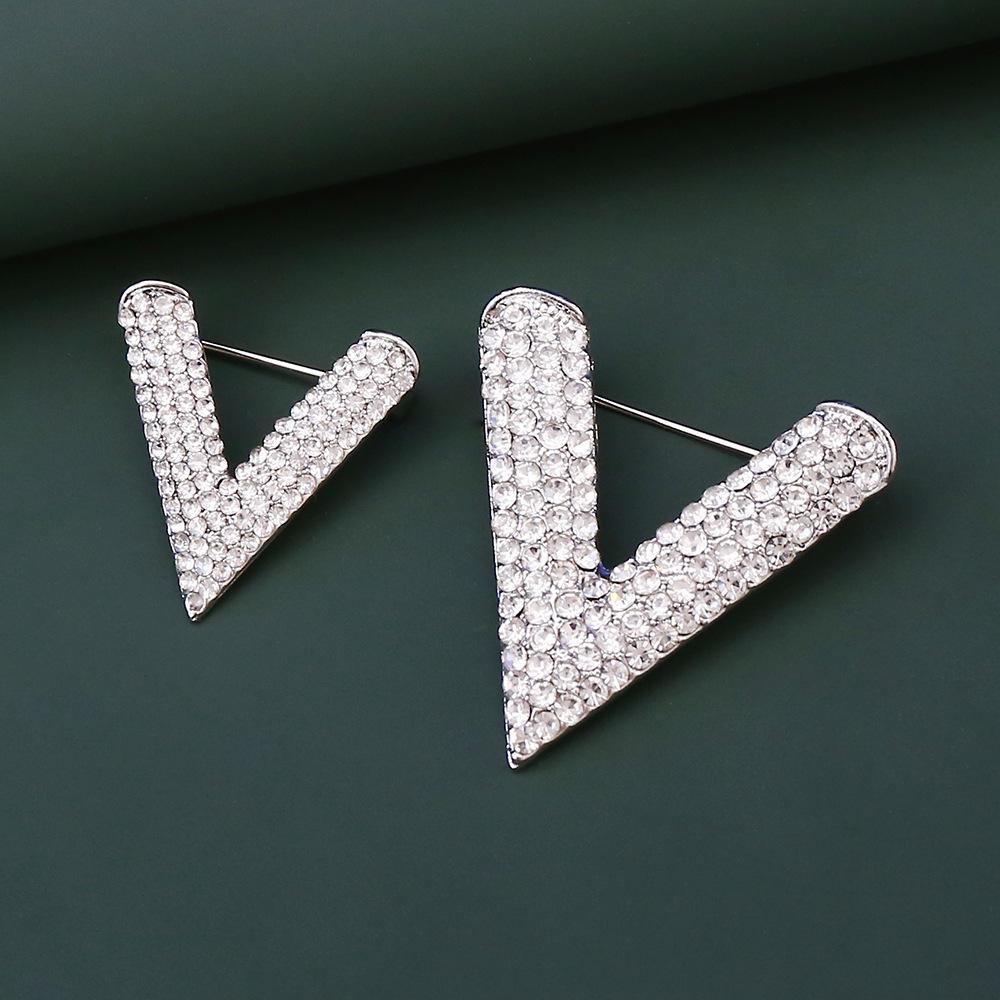 Brooch Women's New Korean Version V-shaped Simple Anti-light, Small Pin Suit Coat Shirt Fixed Accessories 2026