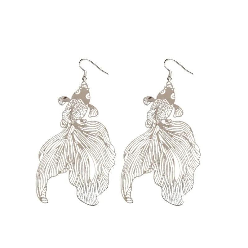 Boucles d'oreilles de luxe exagérées en forme de poisson koï: Crochets d'oreilles en métal de style froid européen et américain pour femmes