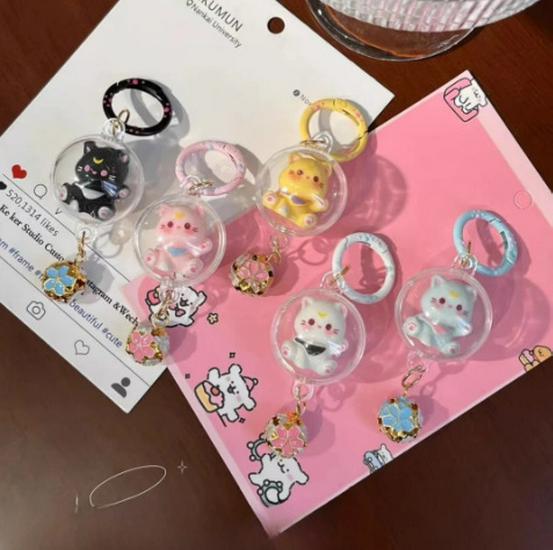 

**Adorable 3D Bell Cat Wind Chime Keychain** - Perfect for backpacks or as a student pendant.