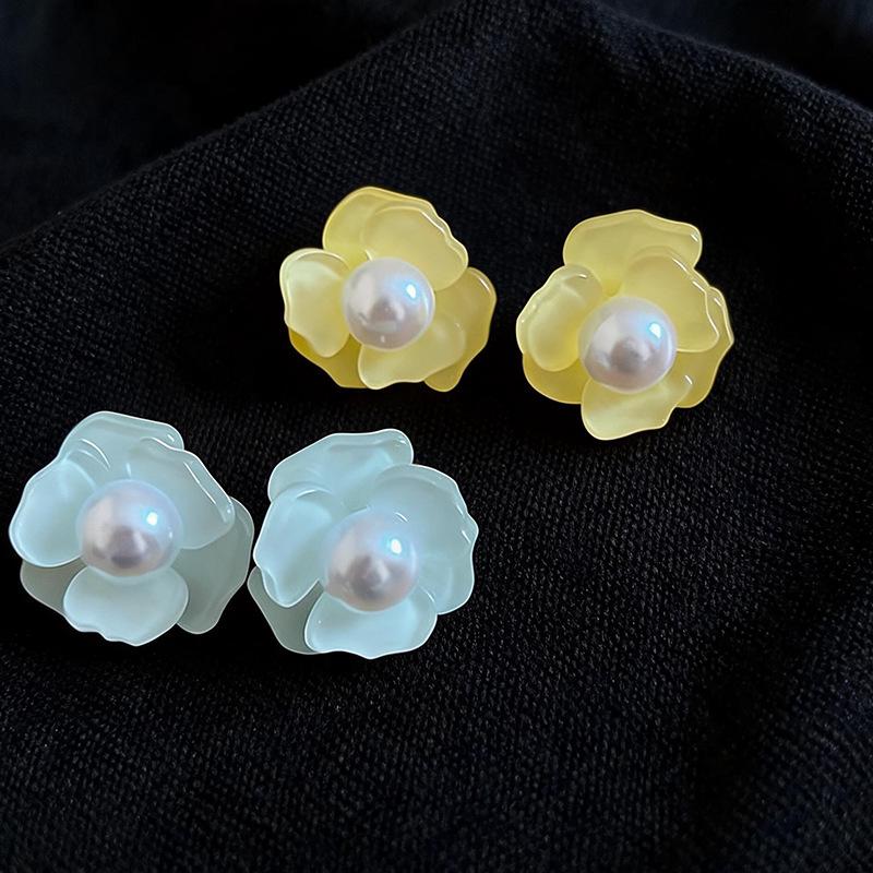 Silver Needle Pearl Resin Flower Stud Earrings - European/American Resort Style High-End Niche Accessory