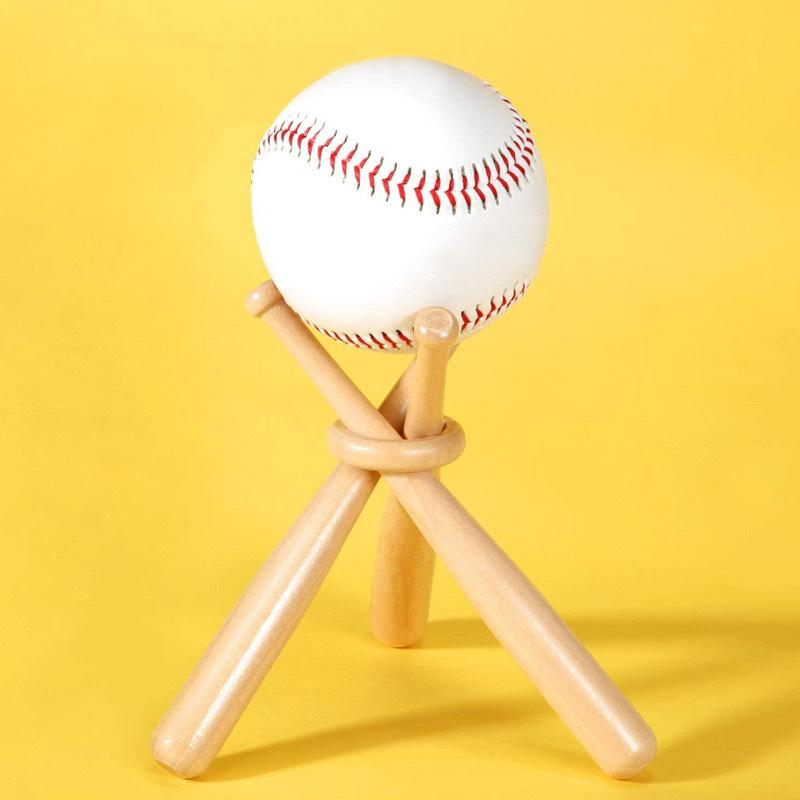 Miniaturní kulatá pevná dřevěná tyčka s dřevěným kroužkem Může být použita jako logo Baseballová pálka