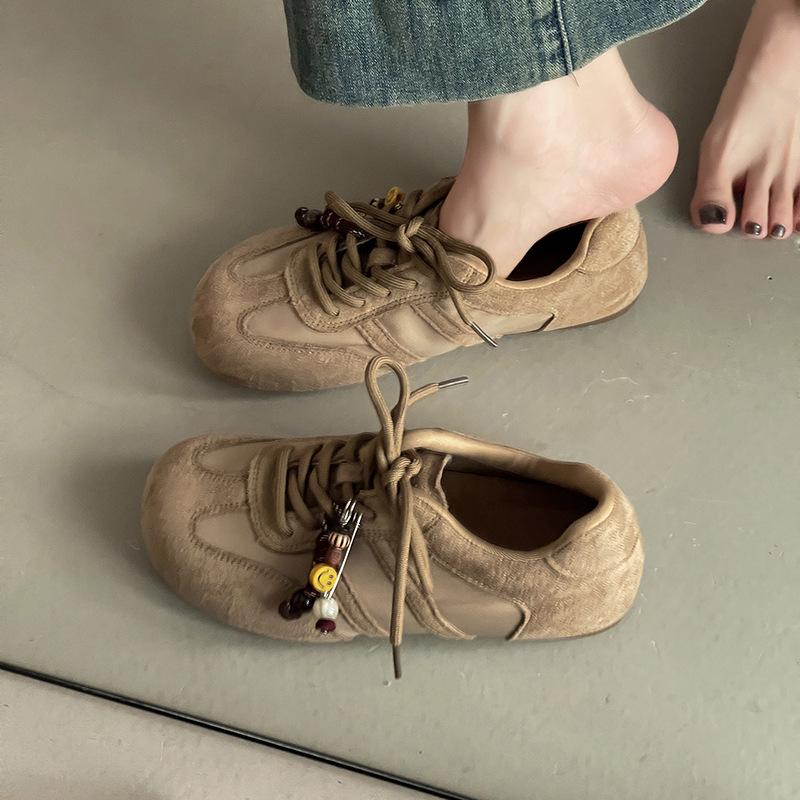 Literarischer Stil Schnürung Perlen flacher Mund Deutsche Trainingsschuhe Damen Herbst und Winter Retro Besatz Leder Toastschuhe Casual Sportschuhe