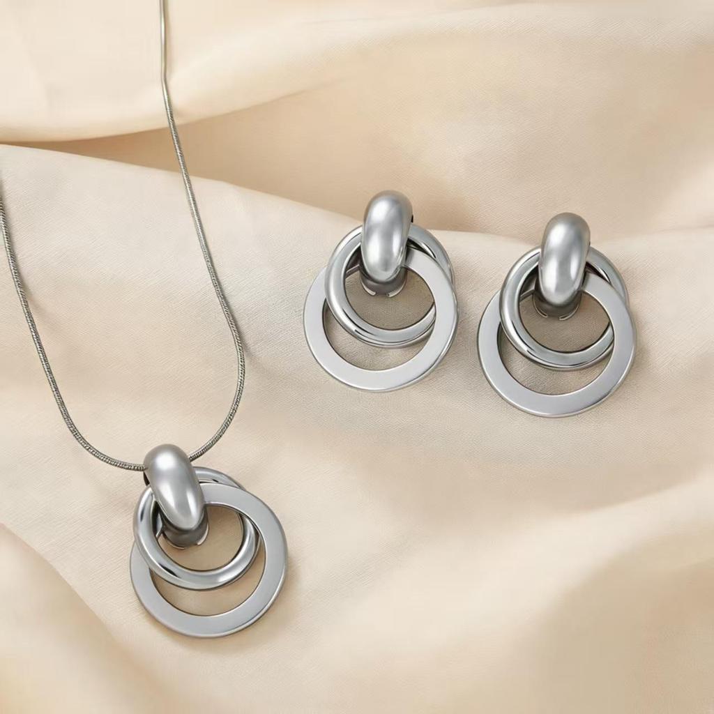 Elegant European & American Luxurious Geometric Twist Earrings & Necklace Set