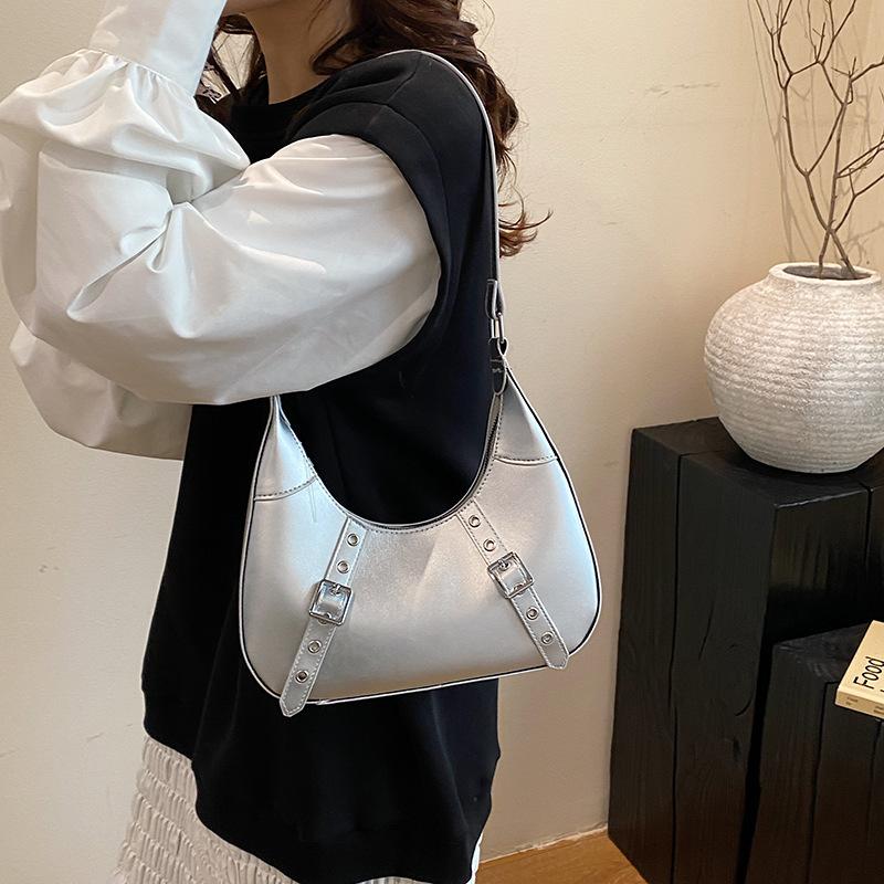 French niche design armpit bag 2025 winter new personalized fashion popular commuter shoulder crescent bag this year