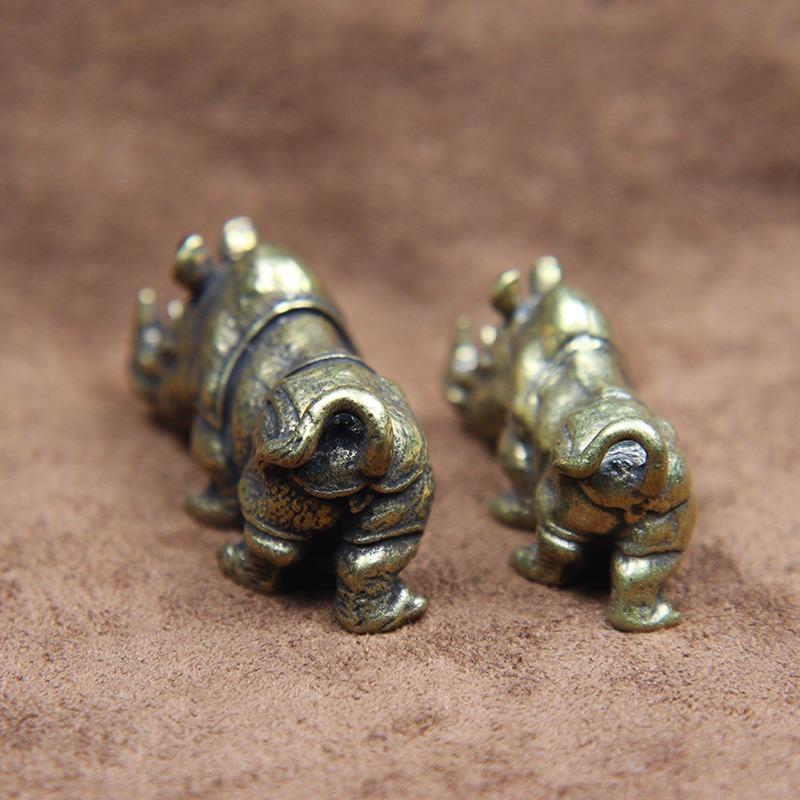1PC Fatto a mano in puro rame carino rinoceronte miniature figurine solido ottone vintage rinoceronte ornamenti animali da tè decorazioni da tavolo artigianato