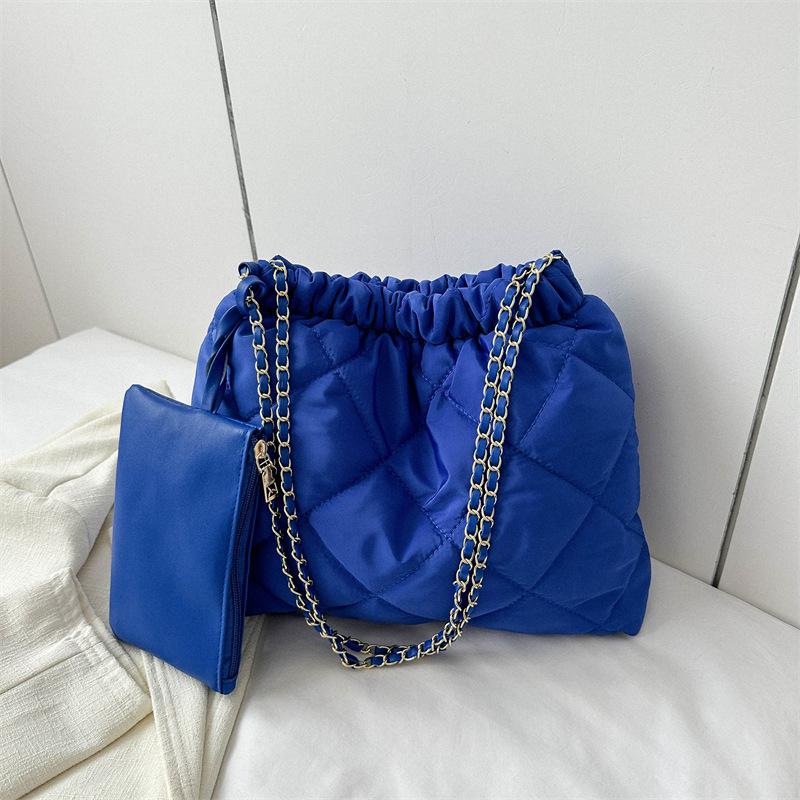 2025 autumn and winter new fashion women's bags with simple personality Korean version women's shoulder bags popular chain underarm bags