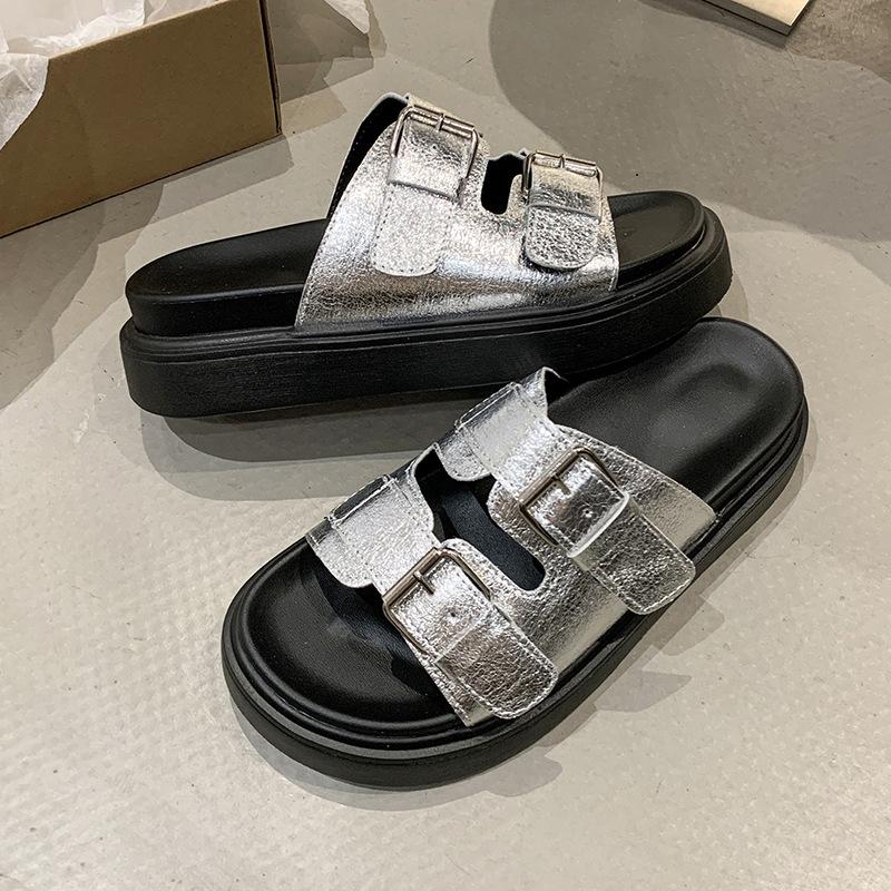

Ленивые тапочки женские новые лето 2025 для улицы однословные мягкая подошва толстая подошва нескользящие пляжные прохладные тапочки 40 серебряный