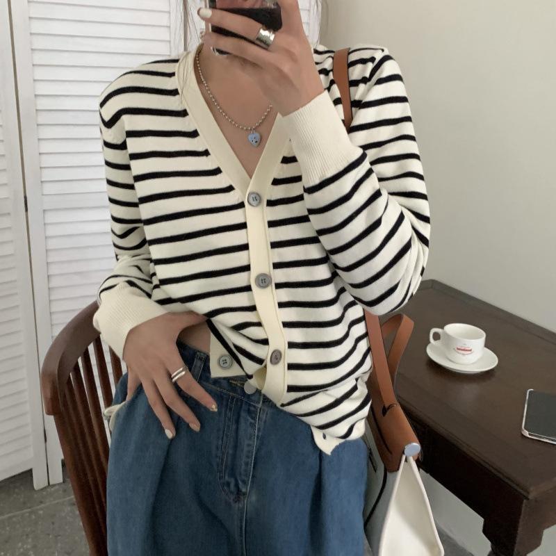 

V-neck soft waxy striped knitted cardigan women s autumn new retro casual lazy wind sweater jacket top one size fits all