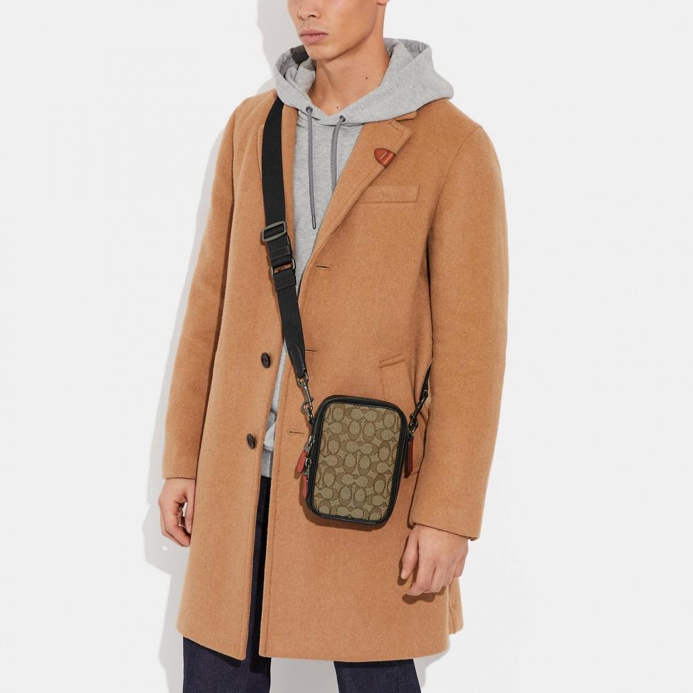 Coach Stanton Transversal em Jacquard Signature Prata Carvão Preto