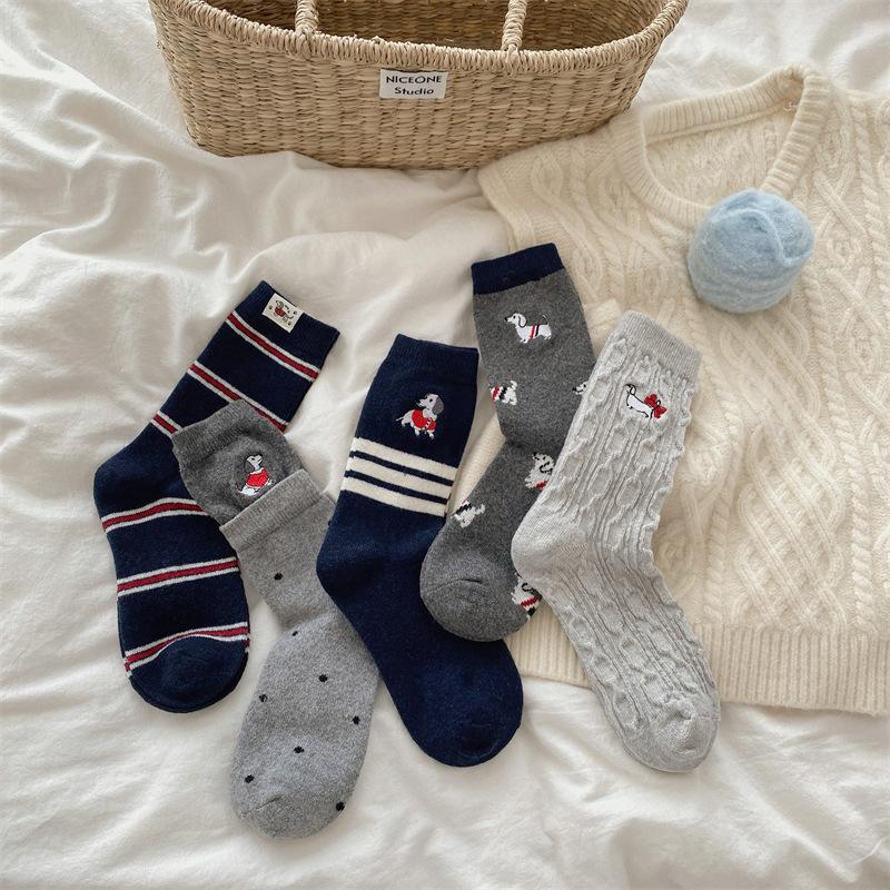 Damen Herbst Winter Verdickte Warme Gestreifte Stoff Logo Cartoon Welpe Gestickte Wolle Mittelhohe Schaft Frotteesocken