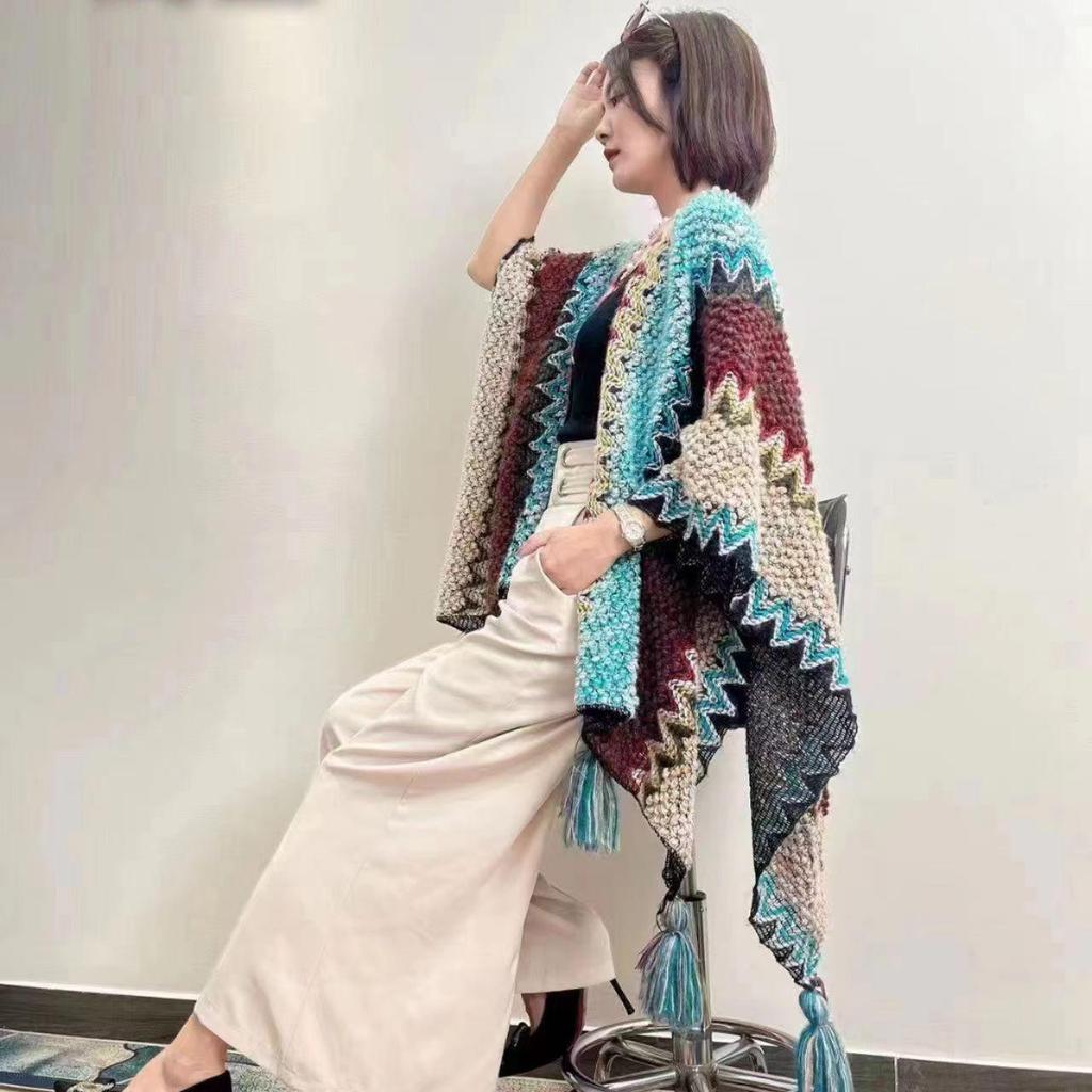 Handgestrickter Schal und Klimaanlagen-Cape im Ethno-Stil mit Quasten