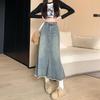 Elegantní dámská letní tenká áčková sukně s raw hranou, obepínající boky, střední délky, rybí ocas, univerzální, pohodlná, módní, džínový korzetová sukně