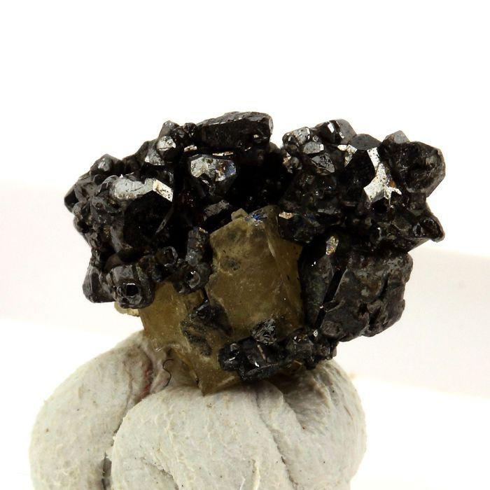 Pierres et Minéraux. Tetrahedrite + Dolomite. 13.5 ct. Mésage Mine, Saint-Pierre-de-Mésage, France.