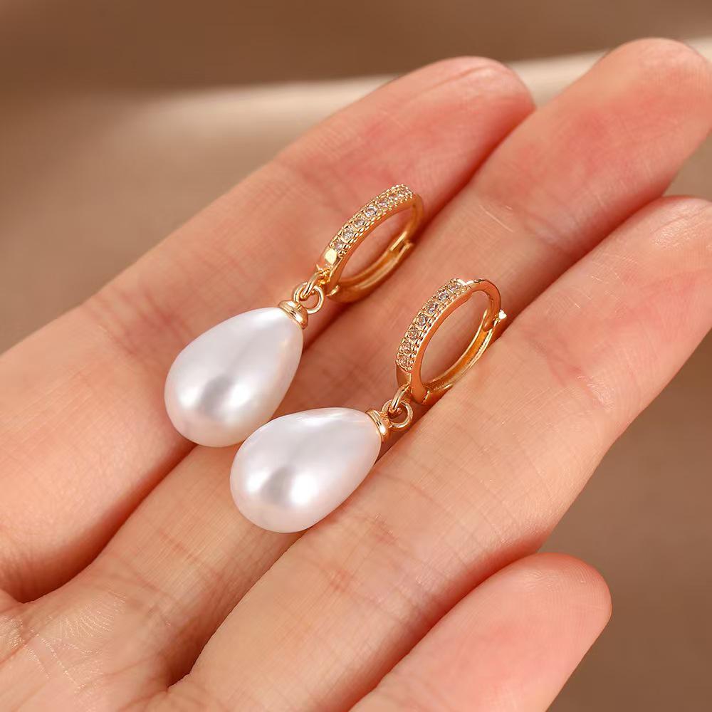 

Елегантні золоті сережки-краплі з перлами - Новий модний тренд на осінь/зиму