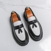 Mocassins pour hommes de style coréen, surface à blocs de couleurs noir et blanc, semelle épaisse, pompons, décontractés, à enfiler, antidérapants, tendance