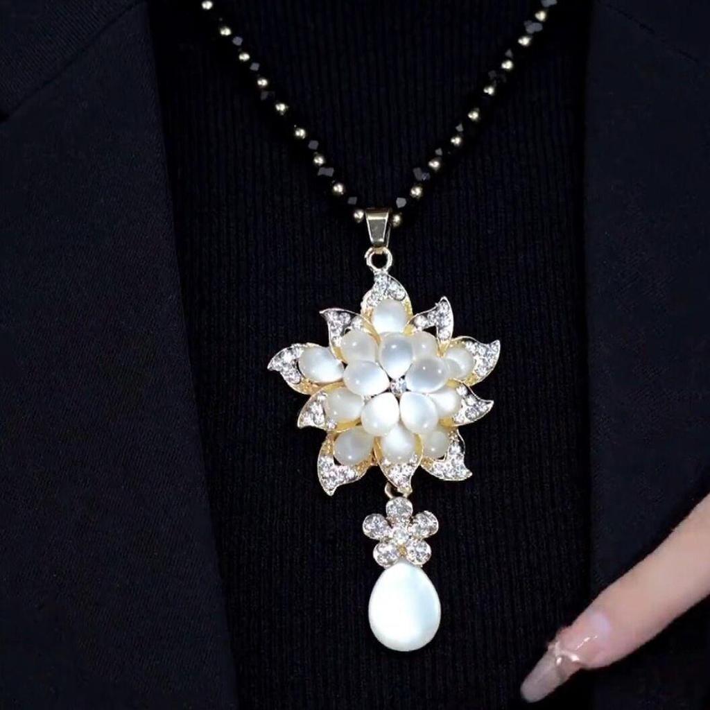 Elegant Women’s Crystal Flower Pendant Necklace - Versatile Autumn/Winter Sweater Chain Accessory