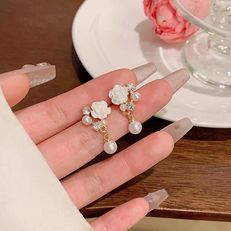 Серьги-гвоздики с белыми цветами из серебра 925 пробы, женские нишевые серьги с жемчугом, дизайнерские, популярные серьги