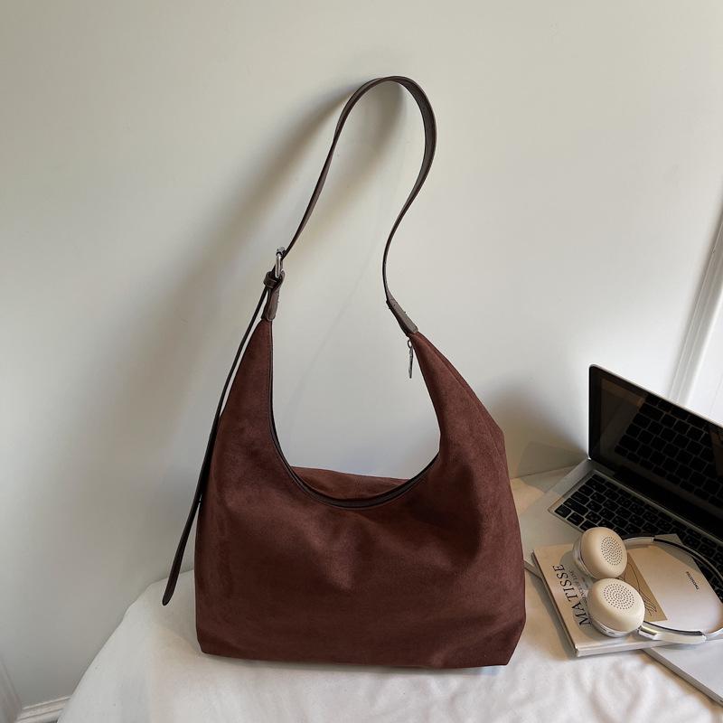 

Korean version niche large-capacity tote bag 2025 autumn new matte shoulder bucket bag simple niche shoulder bag темно-коричневого