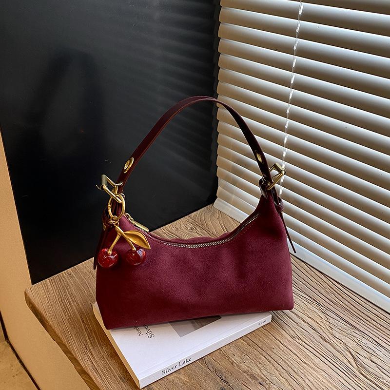 

Large capacity simple and fashionable shoulder armpit bag 2025 autumn new retro trend niche messenger commuter bag no pendant бордовый