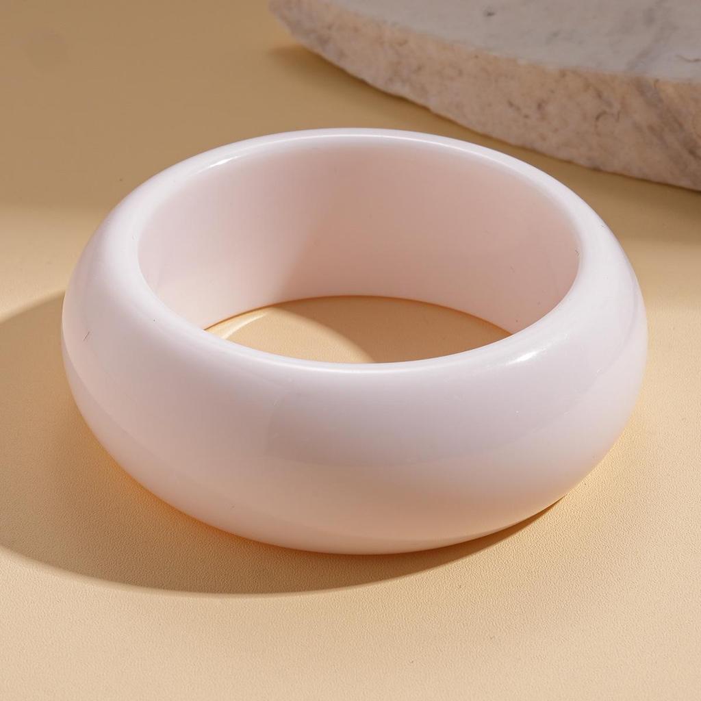 Unique Retro Resin Bracelet: Personalized Fashion Jewelry for Women