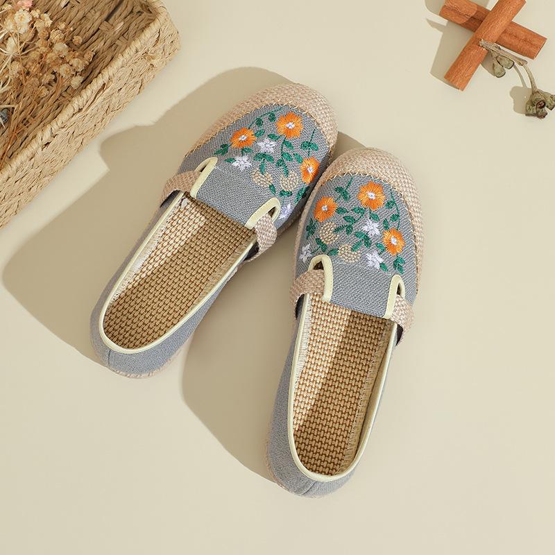 Hand-woven Cloth Shoes for Women Chinese Ethnic Embroidery Style Flat Slip On Breathable Soft Insole Casual Shoes Flower Zapatos