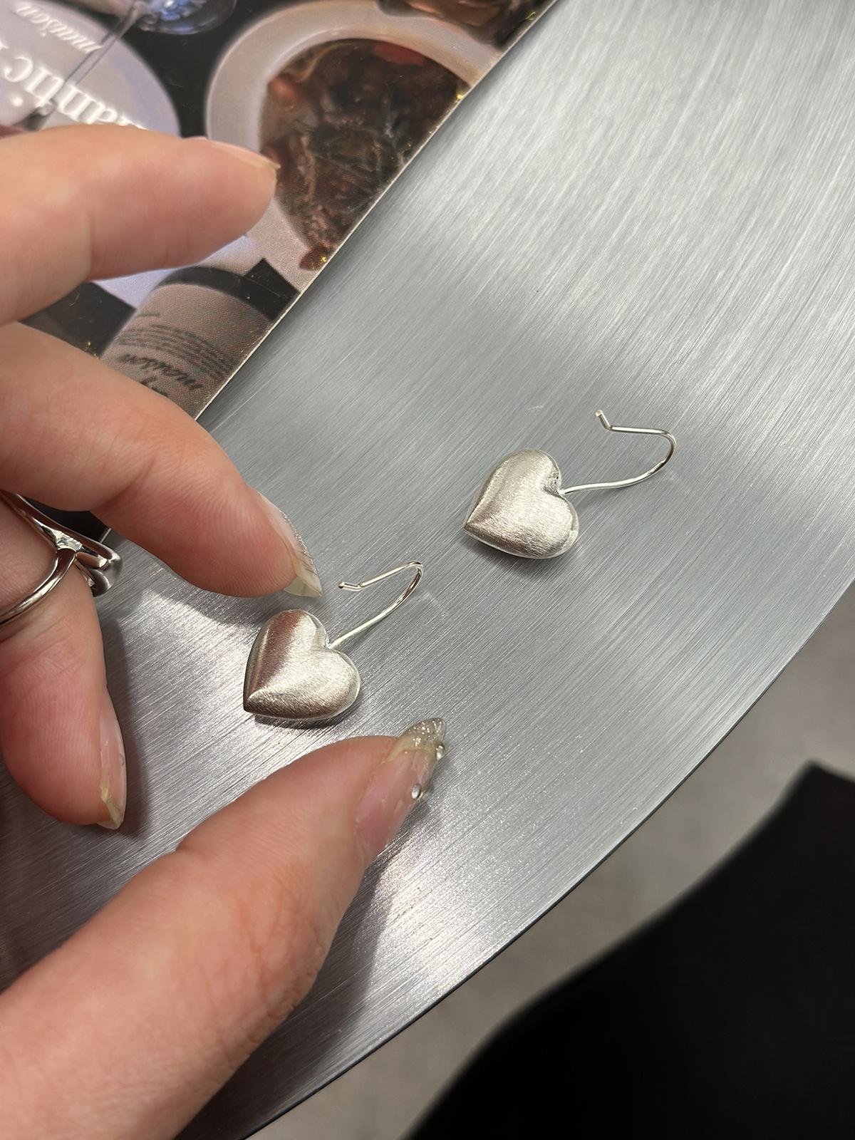 

Французские матовые трехмерные серьги-сердечки игла из серебра 925 пробы нишевый дизайн универсальные высококлассные серьги в стиле холодного ветра новые 925 silver needle