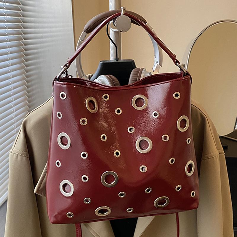 Stilvolle Nische Schultertasche Damen Herbst und Winter neu einfache Tasche Niet Textur Handtasche Damen
