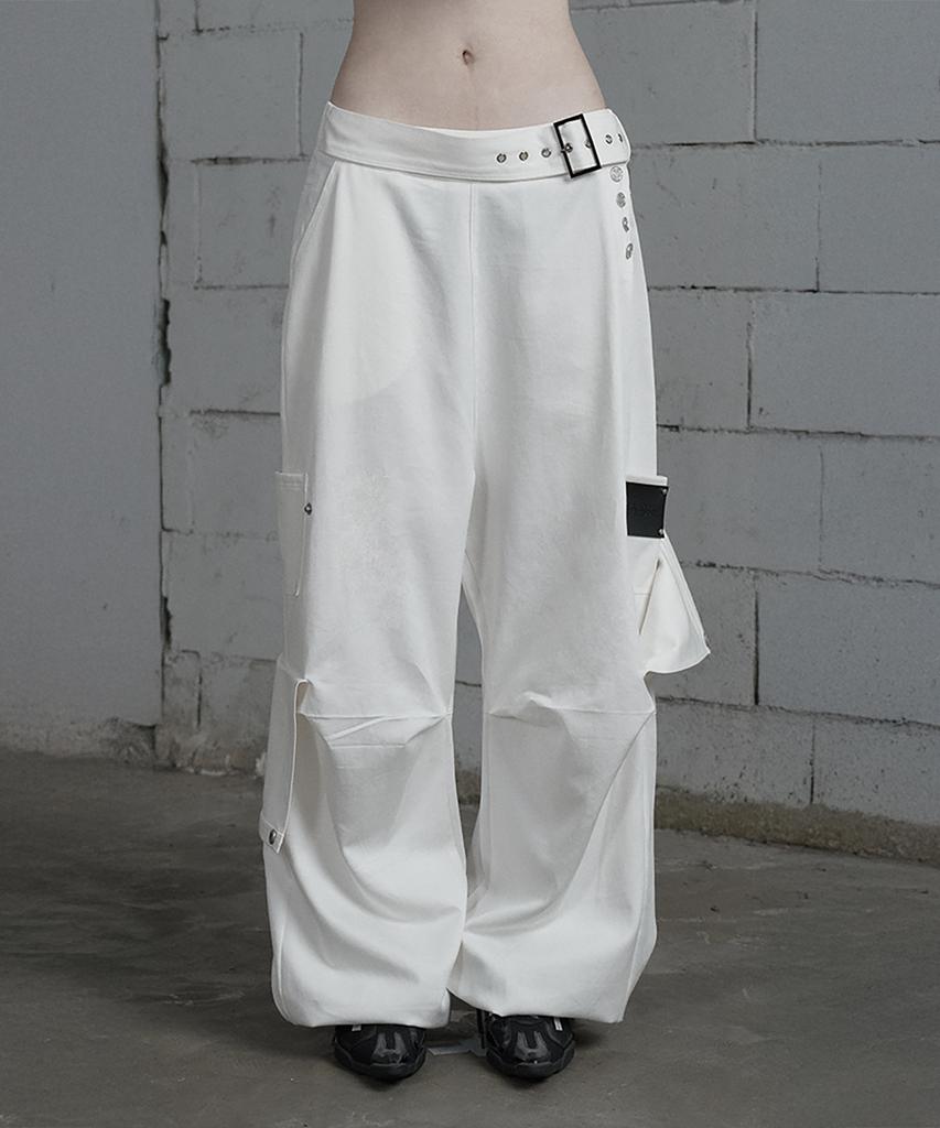 ETRE AU SOMMET Belted Two-Pocket Cutline Oversized Pants (White)