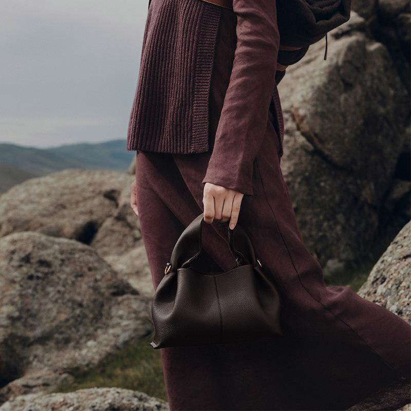 

Французская POEIVE Сумка-облако из натуральной кожи - Женская модная сумка-пельмень, стиль кроссбоди или на плечо Small: 23.5*13.5*14cm (550g)