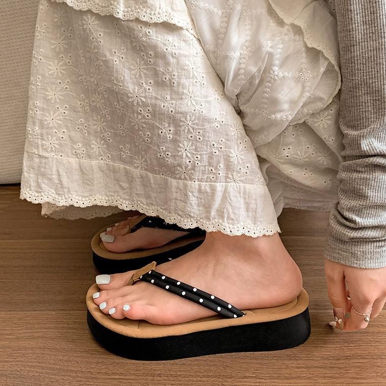 Internet celebrity explosion retro black thick bottom flip-flops women 2025 new summer wear with skirt high-end sandals