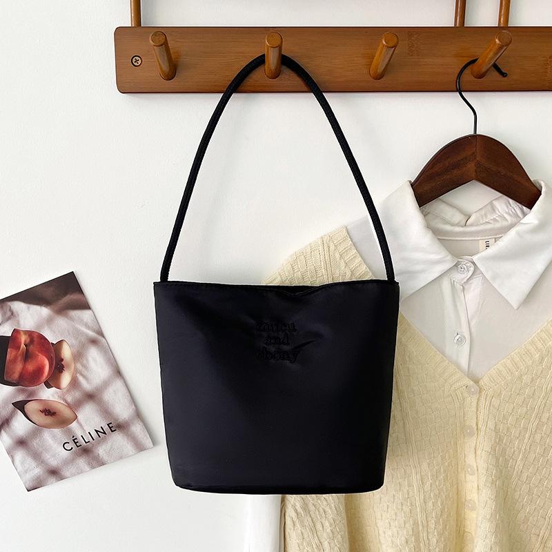 

2025 новая сумка-ведро женская простая повседневная универсальная сумка нейлоновая подмышечная чёрный