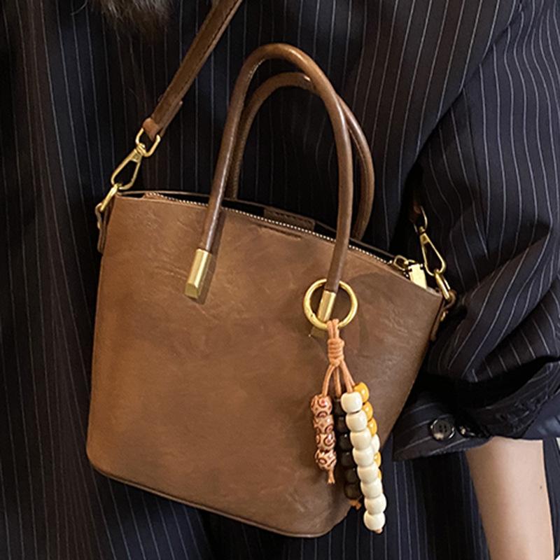 Korean Version of Niche Retro Women's Large-capacity 2025 New Autumn Shoulder Bag Simple and Casual, This Year's Popular Bucket Bag