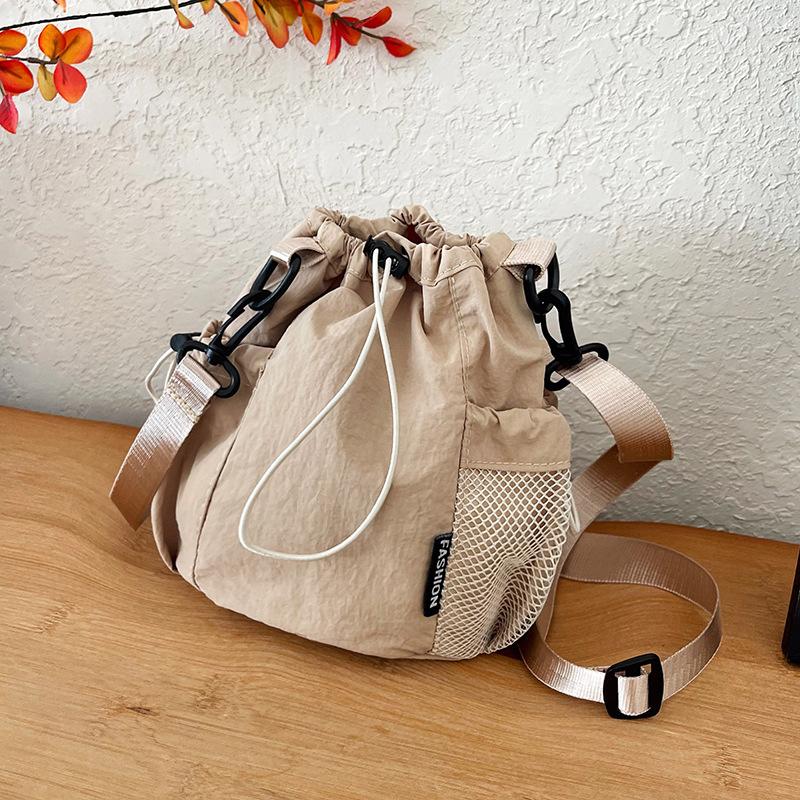Nylon Casual Messenger Bag Female Fashion Drawstring Drawstring Saliva Bucket Bag Outing All-match Mobile Phone Bag