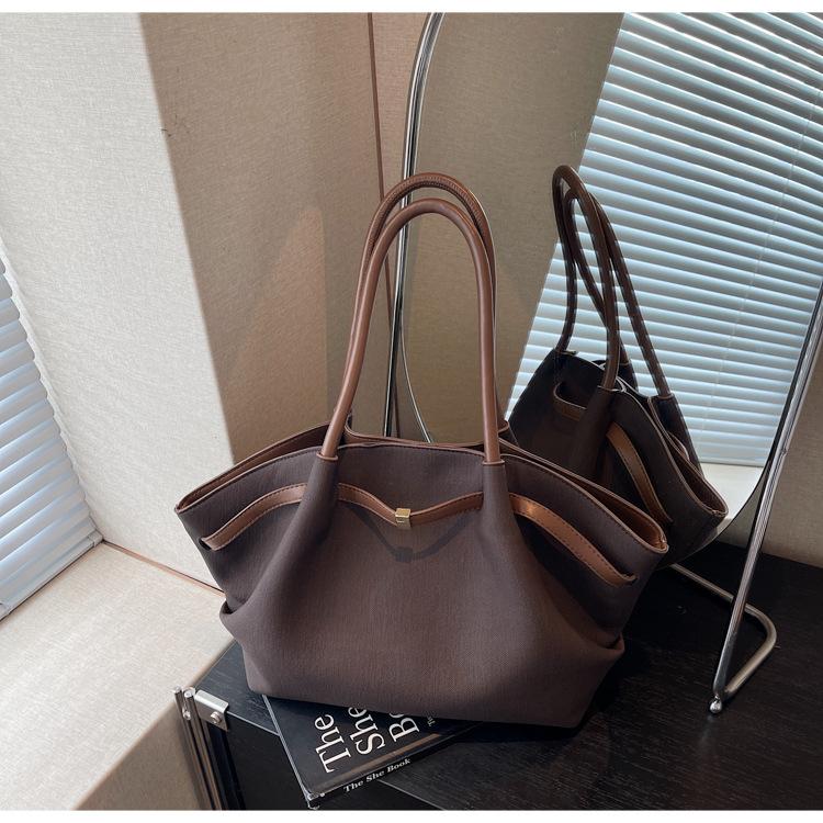 

Сумка большой вместимости женская осенне-зимняя универсальная новая повседневная плиссированная на плечо подмышку сумка-тоут для通勤 темно-коричневого