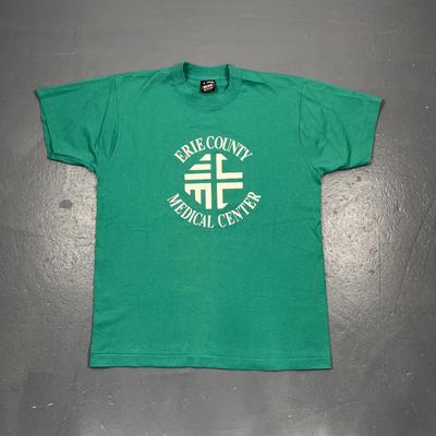Vintage Erie County Medical Center Enkele Steek Grafisch T-shirt Groen Large VTG
