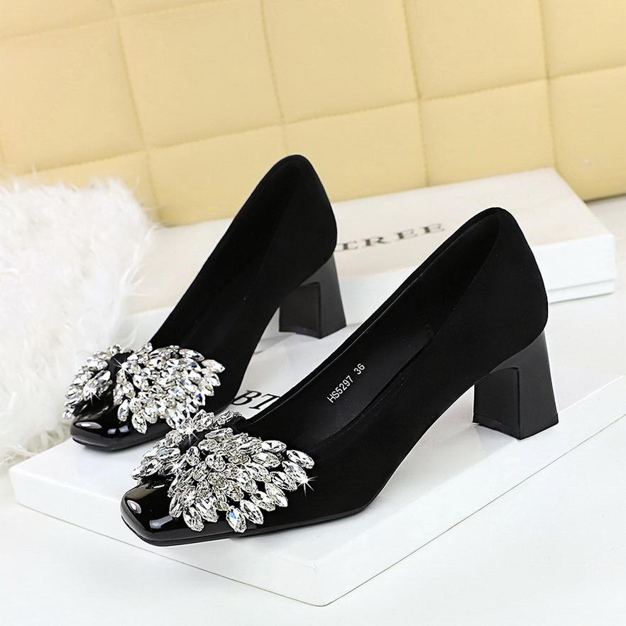 

Корейская версия банкетных женских туфель знаменитостей, квадратный носок, средний каблук, мелкий вырез, бант из страз, замшевые туфли на толстом каблуке, женские 34 чёрный