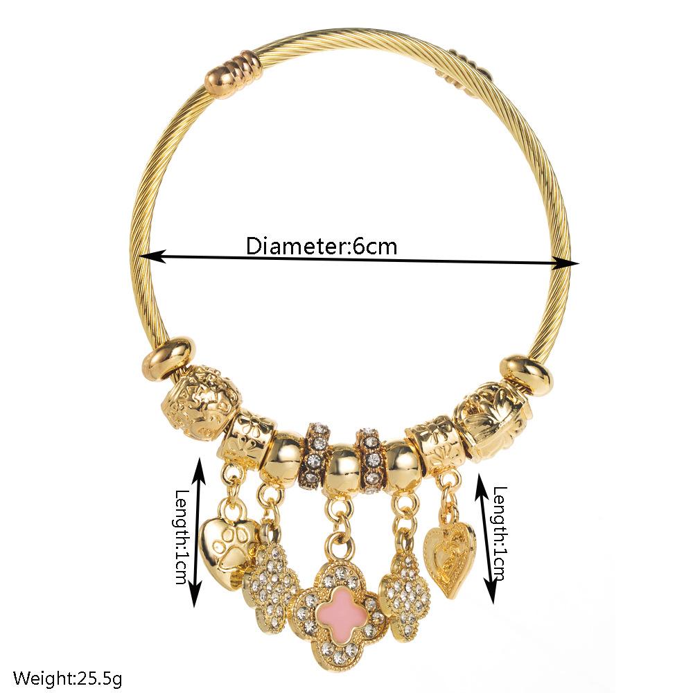 Nuovo Elegante Bracciale in Acciaio Inossidabile, Versatile nello Stile, con un Ciondolo a Forma di Cuore con Quadrifoglio.
