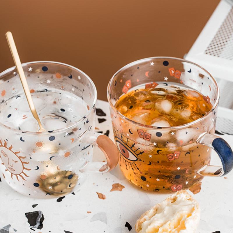 Taza de Vidrio Abstracta con Patrón de Sol y Ojo de 500ml con Asa Taza Creativa para Desayuno Café Jugo Té con Escala