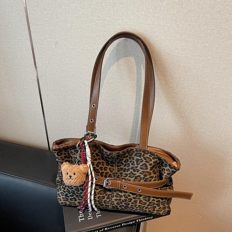 Korean Version of Casual Ins Leopard Print Large-capacity Tote Bag 2025 Autumn and Winter New Shoulder Underarm Bag Women's Simple and Versatile