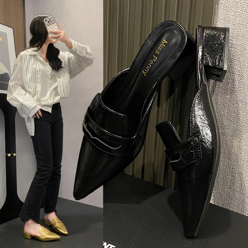 Fashion 2025 Low Heel Sandals Women Summer Outdoor Wear Comfortable Pointed Toe Flat Slippers Fashionable Rubber Slippers