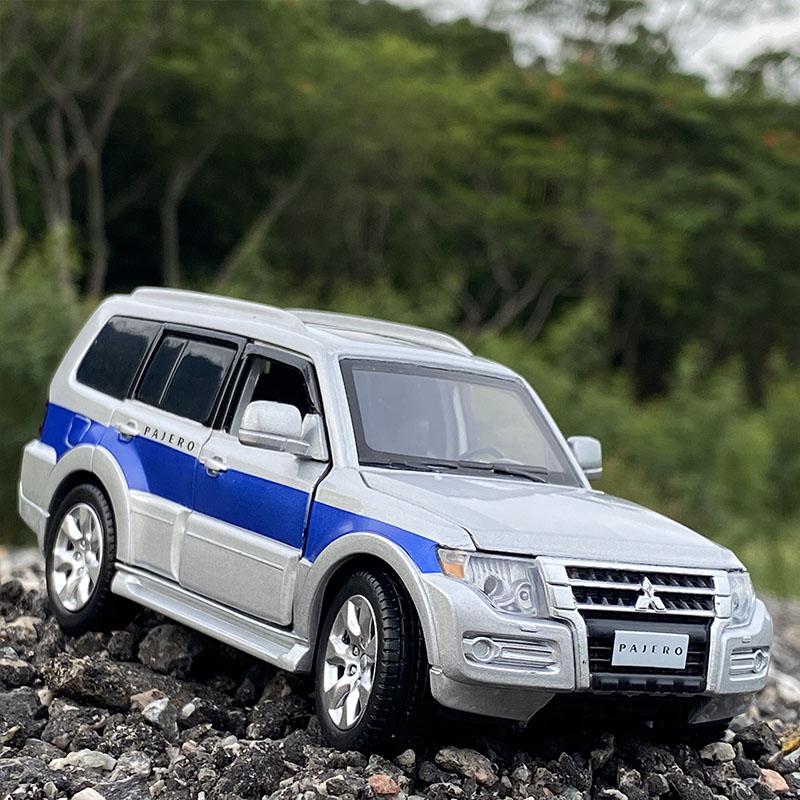 1/32 Mitsubishis PAJERO SUV Alloy Car Model Diecasts Metal Toy Off-road Vehicles Car Model Collectible Simulation Childrens Gift
