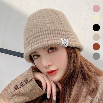 Mode för kvinnor Dagens trender: Vriden stickad hinkhatt