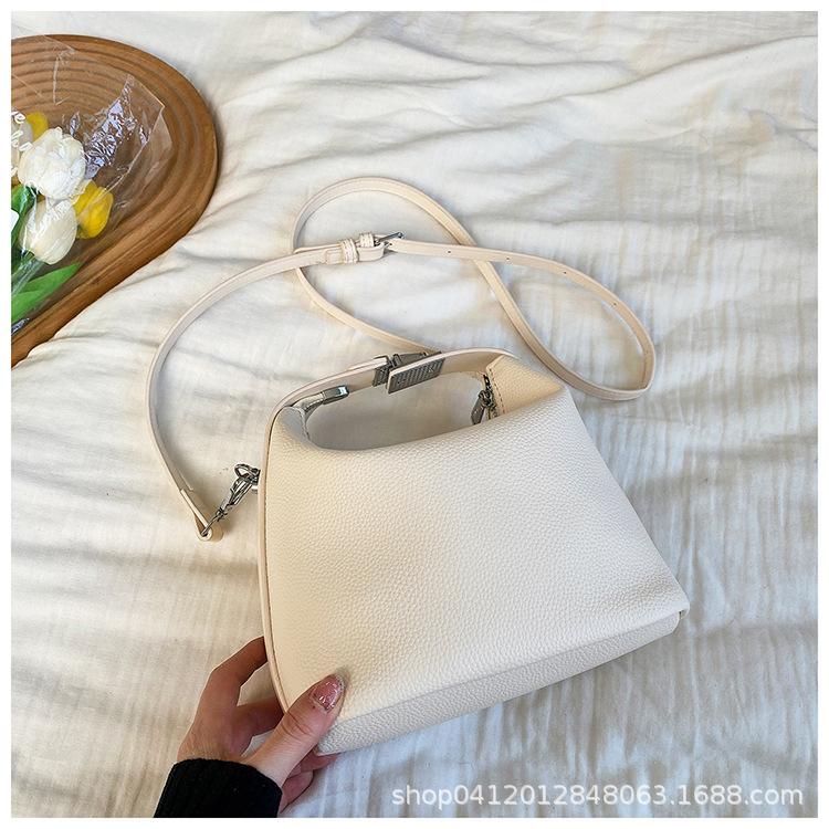 

Fashion portable lunch box bag women s 2025 new niche design commuter handbag versatile shoulder messenger bag bag білий