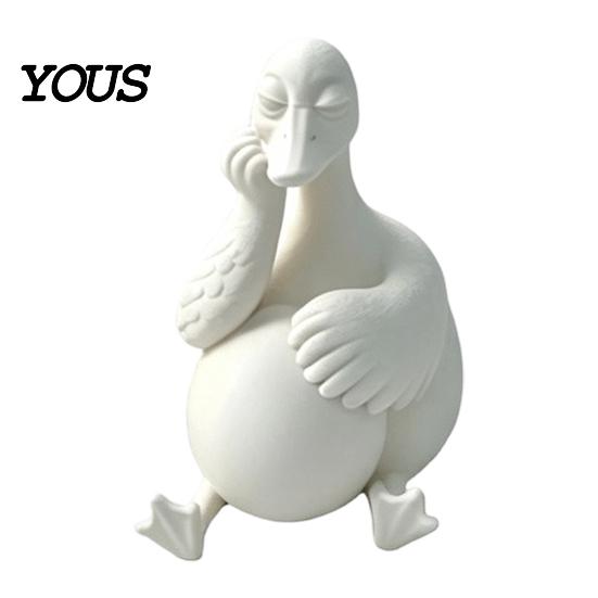 Minimalistische Wohnaccessoires Tagträumerische Entenfigur, Hält ein Ei Skulptur, Harz Matt Statuen Tierstatue, Kreative Schreibtischornamente