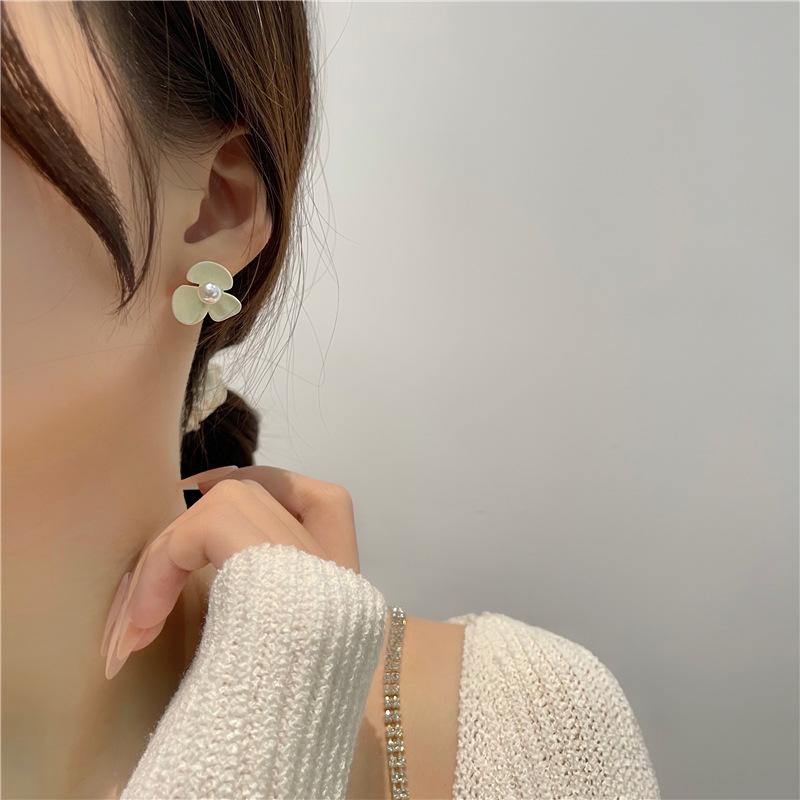 Sweet Golden Floral Pearl Ear Clips For Women No Piercing Needed Elegant Evening Party Fashion Jewelry Accessories