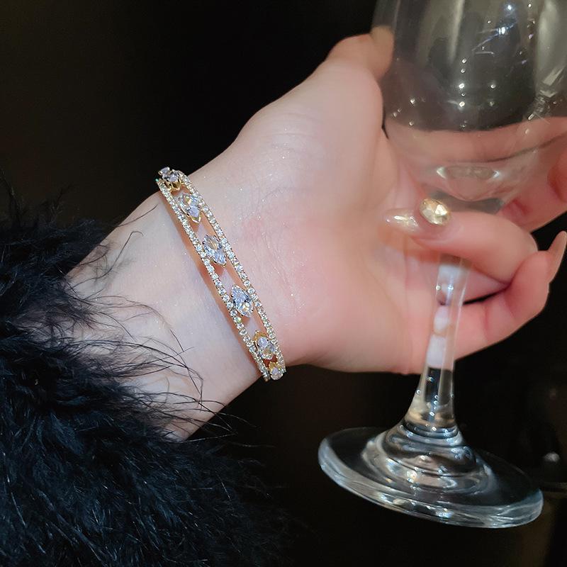 Zarif Çok Katmanlı İnci ve Rhinestone Esnek Bileklik: Zarif Üst Düzey Moda Takıları